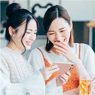 カフェでお茶する写真